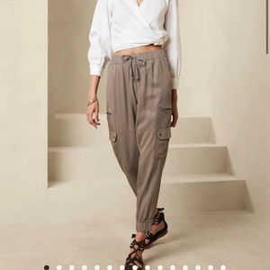 BNWT BANANA REPUBLIC TENCEL CARGO JOGGERS